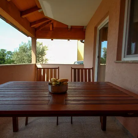 Modernes Und Helles Mit Waschmaschine, Liegen, Grill, Wifi Karpinjan