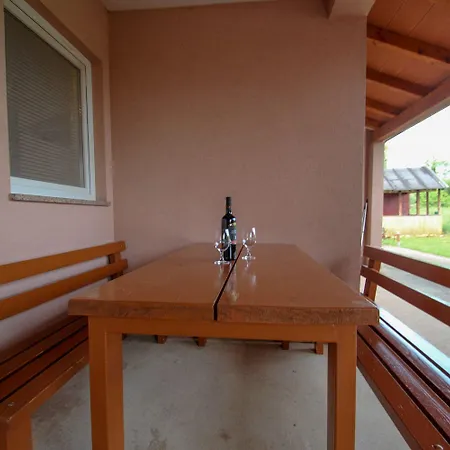 Modernes Und Helles Mit Waschmaschine, Liegen, Grill, Wifi