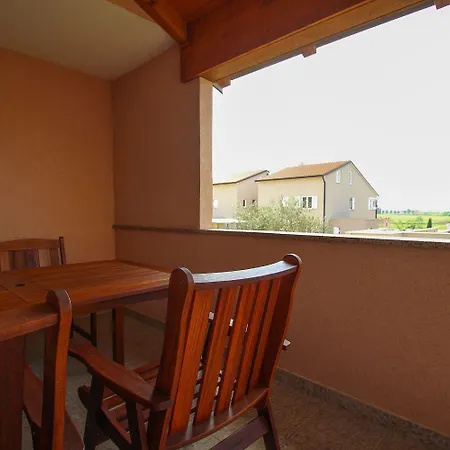 Modernes Und Helles Mit Waschmaschine, Liegen, Grill, Wifi Karpinjan