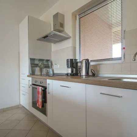 Modernes Und Helles Mit Waschmaschine, Liegen, Grill, Wifi Karpinjan