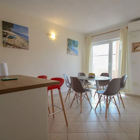 Modernes Und Helles Mit Waschmaschine, Liegen, Grill, Wifi Karpinjan