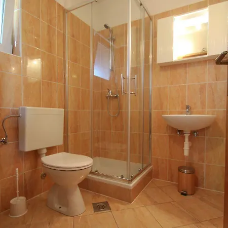 Appartement Modernes Und Helles Mit Waschmaschine, Liegen, Grill, Wifi Karpinjan