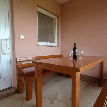 Modernes Und Helles Mit Waschmaschine, Liegen, Grill, Wifi